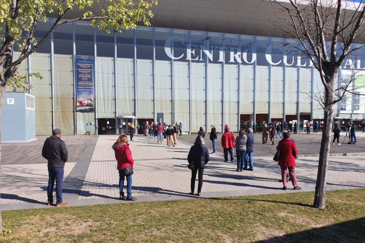 Un grupo de personas hace cola frente al Centro Cultural Miguel Delibes, de la capital castellanoleonesa, habilitado como 'vacunódromo' durante la pandemia.